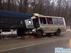 В Новороссийске при столкновении автобуса с КамАЗом пострадали трое