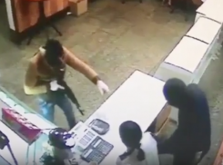 Опасные грабители закусочной в Новокубанске попали на видео