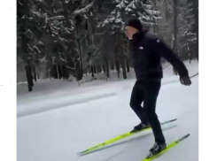 «Зима до мая»: кубанский миллиардер прокатился на лыжах по заснеженному склону