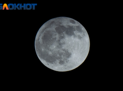 Над Краснодаром Луна окрасилась в голубой цвет