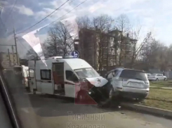 В Краснодаре два человека пострадали в столкновении кареты скорой помощи и внедорожника