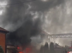 Краснодарцы сняли на видео мощный пожар в Новознаменском 