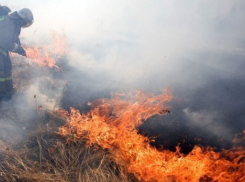  На огромном поле под Краснодаром загорелось сено 