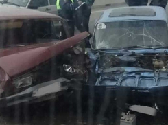 «Мозги нужны, а не светофор»: две легковушки столкнулись на «ужасном» разъезде под Геленджиком