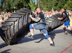 В Анапе бравые парни потягаются силой с грузовиком 