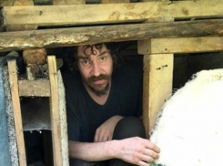 Краснодарцы ищут родственников мужчины, который живет в будке