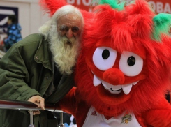 Известному болельщику Краснодара дяде Мише собирают деньги на квартиру 