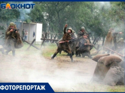 Под звуки выстрелов: в Краснодаре прошла реконструкция боев Великой Отечественной войны