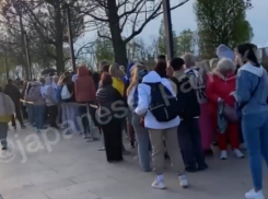 Десятки краснодарцев с 6 утра выстроились в очереди у Японского сада 