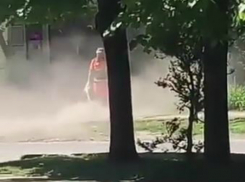 В центре Краснодара уборка мусора обернулась для горожан еще большим загрязнением