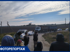 «Будем сидеть три дня»: на Кубани старики и женщины перекрыли дорогу к мусорному полигону
