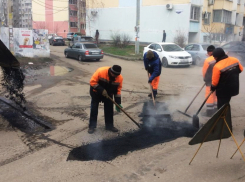 Названы улицы Краснодара, где выполнили ямочный ремонт