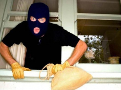 Грабитель на Кубани залез в дом, напал на бабушку и вырвал у нее из ушей серьги 