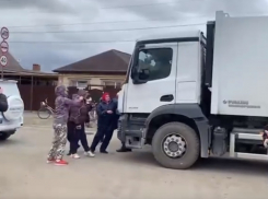 «Людей уже машинами давят»: протест перекрывающих дорогу из-за свалки в Полтавской краснодарцев дошел до крайности