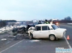 На трассе Апшеронск-Белореченск столкнулись два автомобиля