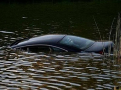Во время потопа в Сочи Toyota унесло в реку: погиб полицейский, его жену и дочь ищут
