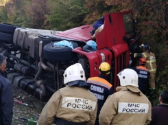 Водитель фуры оказался зажатым в кабине после ДТП на Кубани