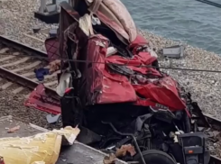  Упавший на ж/д пути грузовик в Сочи заблокировал движение поездов 