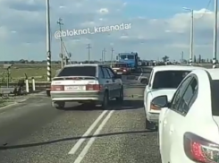  Бесстрашные водители в Крымске: Автохамы по «встречке» объехали пробку перед ж/д переездом 
