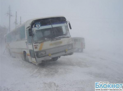 В Выселковском районе на трассе застрял рейсовый автобус с 40 пассажирами
