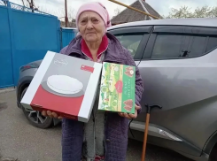С 90-летним юбилеем депутат Гордумы поздравил жительницу хутора Ленина