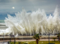 Из-за шторма в Сочи оказались затопленными элитные гостиницы и коттеджи 