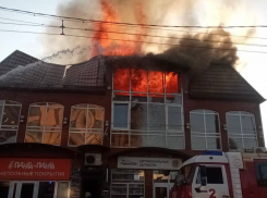 В Краснодаре сгорело большое здание на улице Тургенева