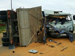 На Кубани оторвавшийся от «КамАЗа» прицеп врезался в зерновоз на «встречке»