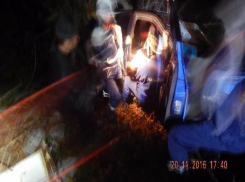 В районе Сочи при падении автомобиля в овраг пострадали трое людей