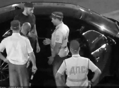 За езду без прав и ношение незаконного оружия в Краснодаре водитель арестован на 17 суток