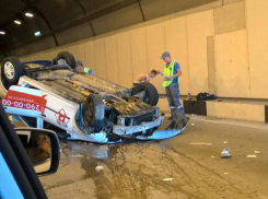 В Сочи таксист перевернулся посреди тоннеля, образовалась пробка