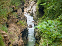 Молодая девушка погибла в Краснодарском крае, сорвавшись со скалы