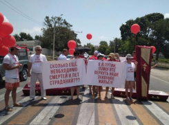 Гробами перекрыли федеральную трассу в Краснодарском крае