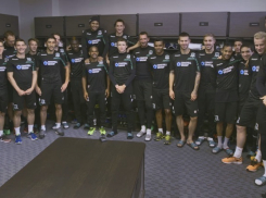 Футболисты и болельщики ФК «Краснодар» поздравили тренера с полувековым юбилеем