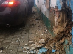 В Краснодаре Infiniti чуть не снес дом: здание теперь в аварийном состоянии