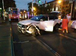 Трамваи и машины вынуждены стоять из-за ДТП в центре Краснодара 