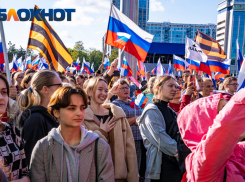 Пограничники ФСБ досматривают краснодарцев из ЛДНР после их вхождения в РФ