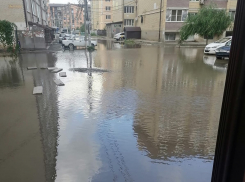 «Над нами смеются»: в подтопленном Музыкальном не откачивают воду