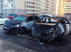 В спальном районе Новороссийска среди ночи сгорели две иномарки