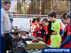 Оркестр, кинологи с собаками и выставка оружия: как прошёл детский футбольный турнир в Краснодаре