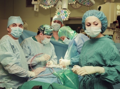 Хирургов Краевой клинической больницы Краснодара премировали за уникальную операцию по удалению гигантской опухоли 