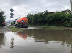 Смыло мост, затопило дома: в Краснодарском крае поднялся уровень воды в реках