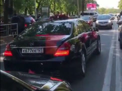  У людей праздник: Свадебный кортеж ехал в ЗАГС по «встречке» в Краснодаре 