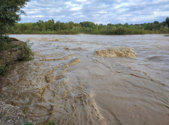 В Краснодарском крае река размыла берег под автодорогой