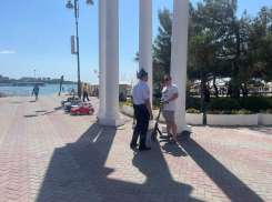На набережной Геленджика полицейские ловят самокатчиков 