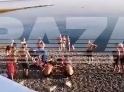 В Туапсе на пляже пансионата МВД ревнивец кинулся с ножом на женщину