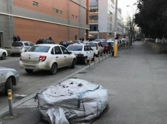 В Краснодаре убрали мусорный мешок, который мог стать объектом культурного наследия 