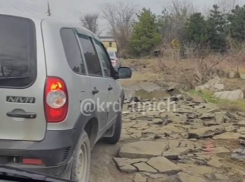 «Ямы просто по метру»: краснодарка показала состояние городской дороги