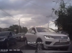  Хозяин жизни: «Крутой» на внедорожнике мчался по встречной полосе в Краснодаре 