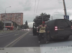 Директор кальянного клуба угрожал ножом ученице и инструктору краснодарской автошколы